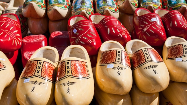 Sapatos de madeira pintados com estilos variados e etiquetas de preço Sapatos de madeira pintados com estilos variados e etiquetas de preço