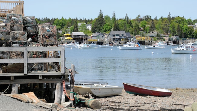 Gaiolas de lagostas na margem de Southwest Harbor, em Bar Harbor, Maine