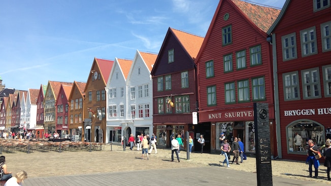 Uma série de prédios de madeira triangulares na cidade velha de Bryggen Uma série de prédios de madeira triangulares na cidade velha de Bryggen