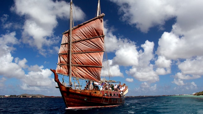 Learn about Klein Bonaire as you sail on the Samur. Learn about Klein Bonaire as you sail on the Samur.
