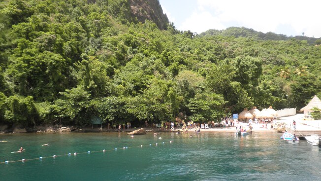 Los kayakistas remando cerca de una ladera boscosa