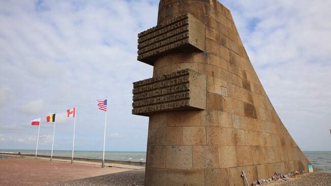 Um monumento construído ao longo de uma costa