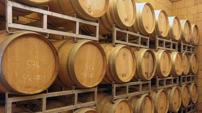 Pilhas de barris de vinho