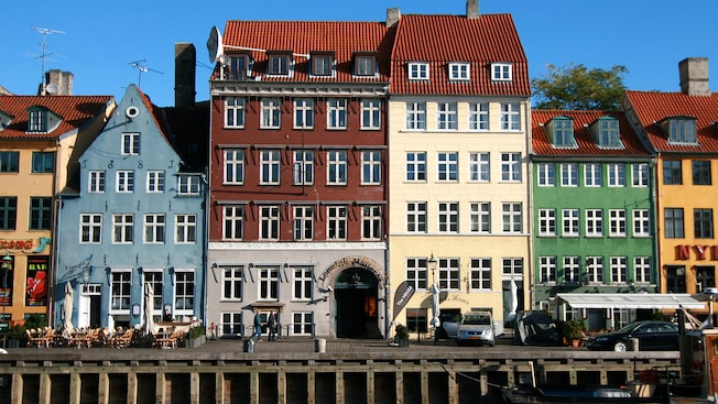 Prédios de apartamento no estilo renascentista dinamarquês com lojas pitorescas e cafés ao ar livre à beira-mar Prédios de apartamento no estilo renascentista dinamarquês com lojas pitorescas e cafés ao ar livre à beira-mar
