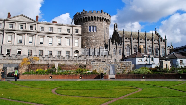 O Castelo de Dublin possue uma torre medieval com uma capela neogótica e aposentos do século XVIII. O Castelo de Dublin possue uma torre medieval com uma capela neogótica e aposentos do século XVIII.