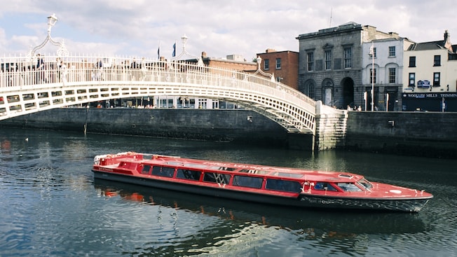 Um barco fechado desce o rio em Dublin Um barco fechado desce o rio em Dublin