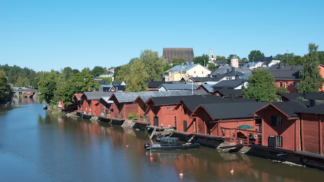 Una serie de casas de madera bordean las aguas costeras