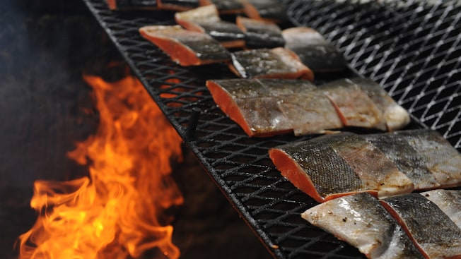 Filetes de salmón sobre una parrilla asados al fuego Filetes de salmón sobre una parrilla asados al fuego