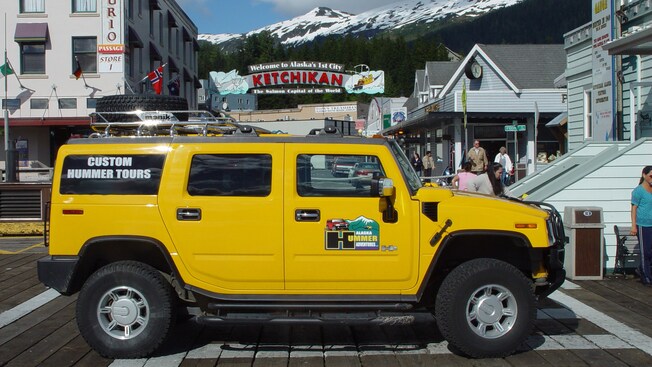 Una Hummer estacionada en un muelle frente a un letrero que dice Bienvenido a la primera ciudad de Alaska, Ketchikan