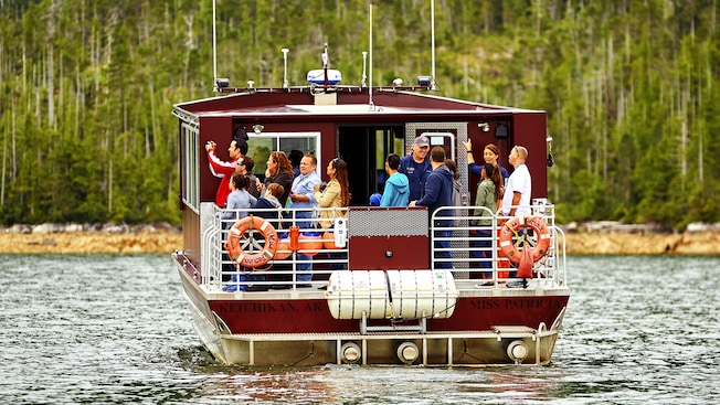 Grupo de turistas en la parte trasera de un bote cangrejero