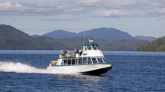Un barco de avistamiento de ballenas lleno de pasajeros navega en las aguas de Ketchikan, Alaska Un barco de avistamiento de ballenas lleno de pasajeros navega en las aguas de Ketchikan, Alaska