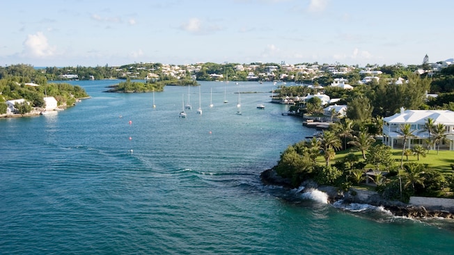 Um curso de água das Bermudas com barcos, pequenas ilhas e casas Um curso de água das Bermudas com barcos, pequenas ilhas e casas