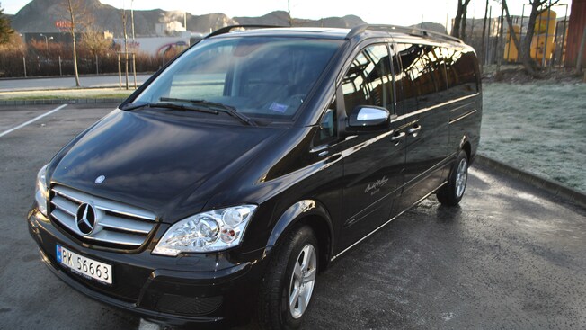 Uma van da Mercedes estacionada