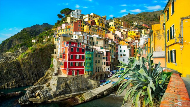 Edificios medievales en terrazas sobre un acantilado de Cinque Terre.
