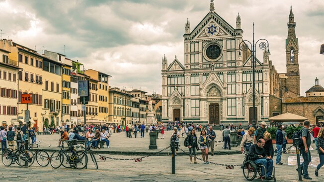 Praça de Santa Croce cheia de moradores e turistas