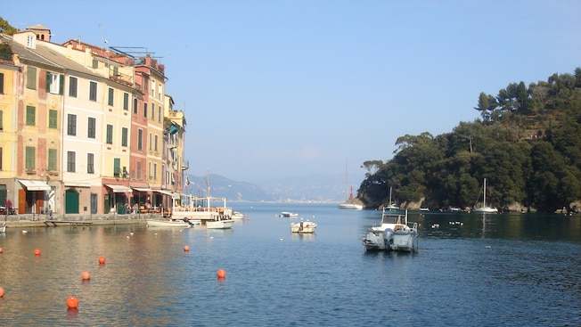 Una hilera de edificios históricos rodean el puerto de Portofino Una hilera de edificios históricos rodean el puerto de Portofino
