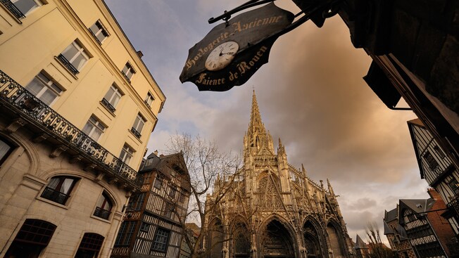 Uma catedral com edifícios nos lados