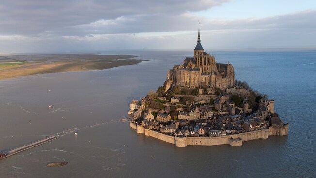 Monte Saint Michel cercado pelo oceano