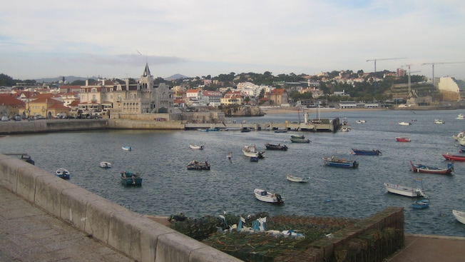 Botes atracados en el puerto de una ciudad antigua Botes atracados en el puerto de una ciudad antigua