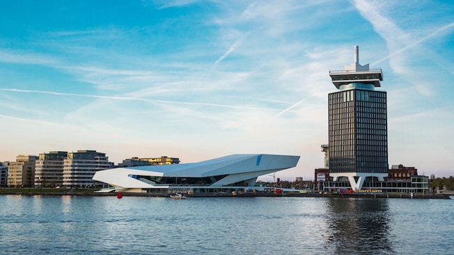 O Amsterdam Lookout se situa no porto