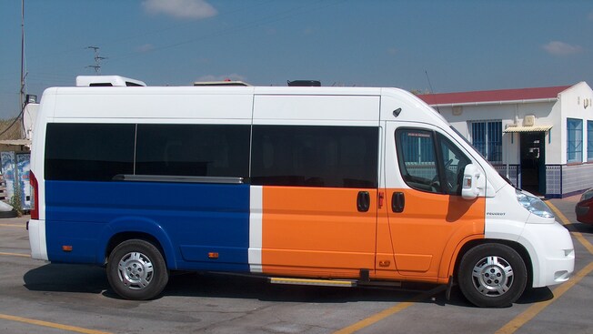 Um mini ônibus perto de um edifício