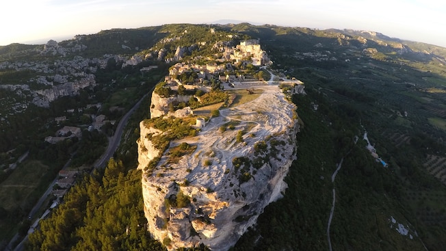 Una cadena montañosa con una meseta y una ciudad en la cima