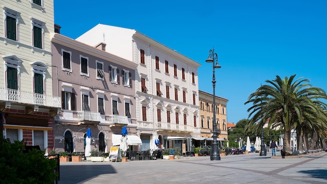 La Maddalena, el pueblo en ladera que se encuentra sobre su puerto La Maddalena, el pueblo en ladera que se encuentra sobre su puerto