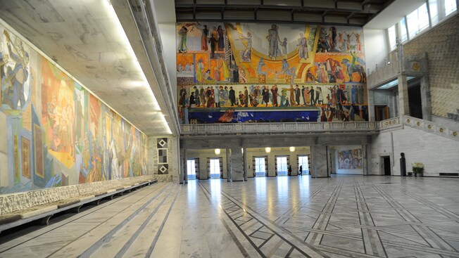 Una sala con murales y un piso de cerámica