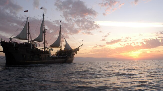 Um navio pirata no mar
