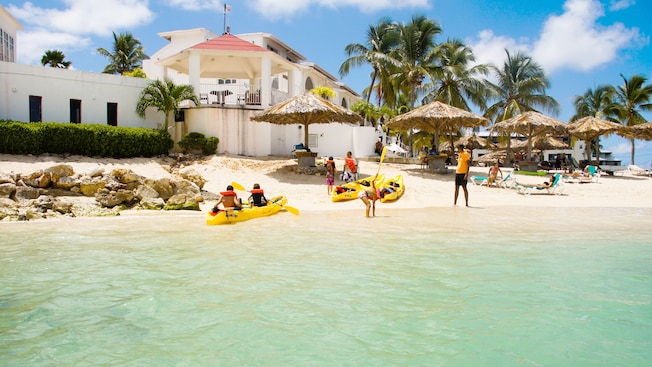 Una propiedad costera con playa, adultos y niños, equipo de kayak, sombrillas, camastros y mucho más Una propiedad costera con playa, adultos y niños, equipo de kayak, sombrillas, camastros y mucho más