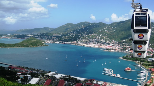 Un teleférico que se desliza sobre el puerto y los alrededores de las islas Saint Thomas Un teleférico que se desliza sobre el puerto y los alrededores de las islas Saint Thomas