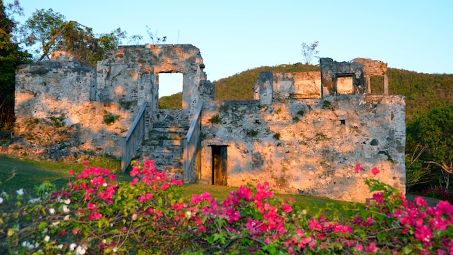 Las ruinas de un antiguo molino de azúcar cerca de un sendero