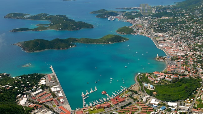 Una ciudad construida a lo largo de una costa con un muelle y un conjunto de islas
