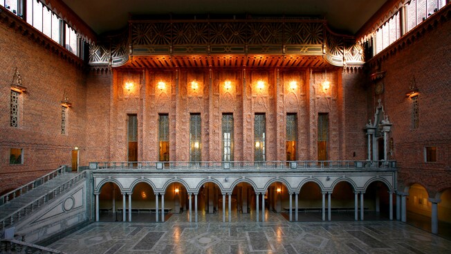 Um grande corredor de luzes e decorações ornamentadas