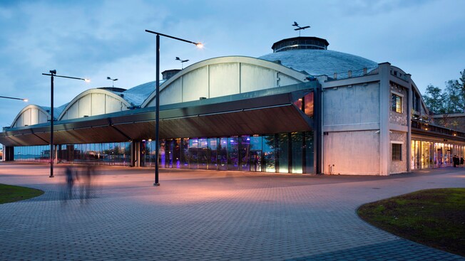 La fachada de vidrio y cemento del Museo Marítimo de Estonia