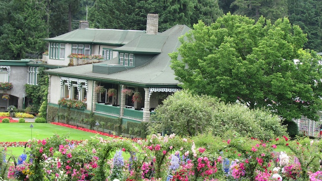 Una gran estructura de estilo artesanal en los jardines Butchart Una gran estructura de estilo artesanal en los jardines Butchart
