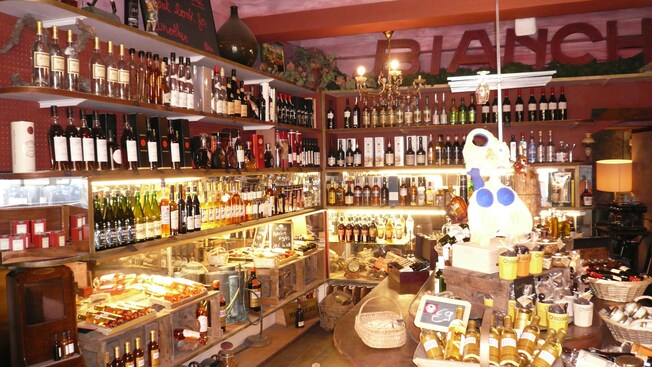 El interior de una tienda de vinos organizada y bien abastecida