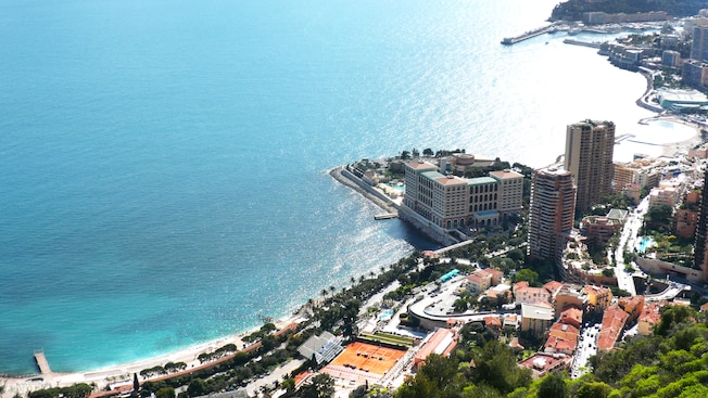 Una bahía resplandeciente con una playa de arena y grandes complejos turísticos en la costa Una bahía resplandeciente con una playa de arena y grandes complejos turísticos en la costa