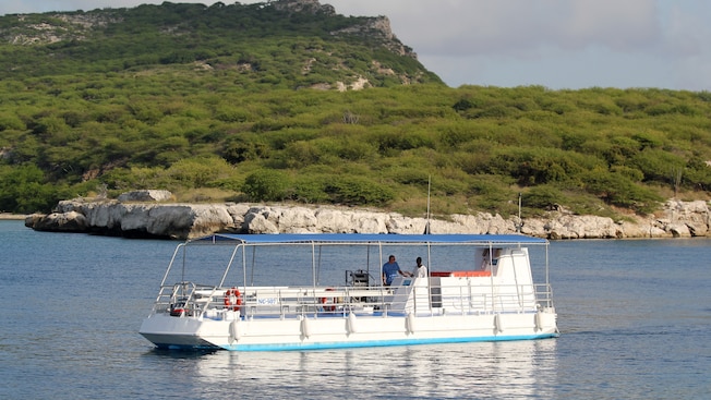Una embarcación semisubmarina que navega por las aguas de Curazao Una embarcación semisubmarina que navega por las aguas de Curazao