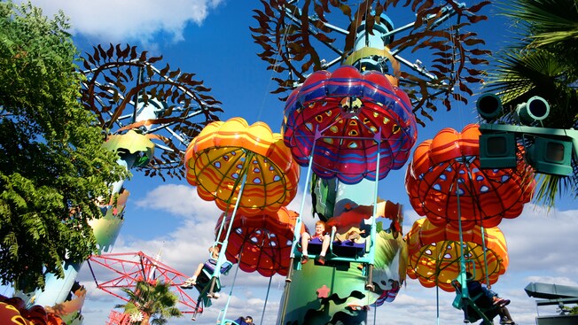 Por debajo de los fantásticos paracaídas de Jumpin Jellyfish, los Visitantes sobrevuelan Paradise Pier