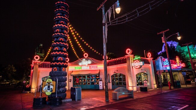 Una pila de llantas con ojos estremecedores decoran Luigis Casa Della Tires en Halloween