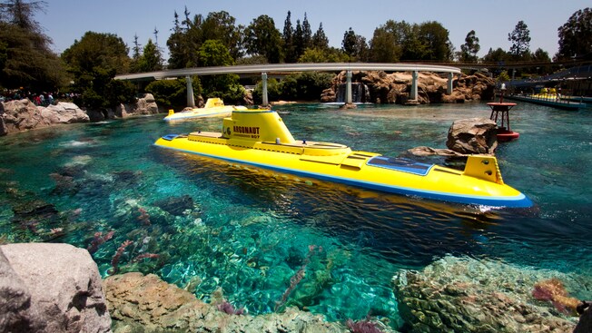 El Argonaut, uno de los vehículos de Finding Nemo Submarine Voyage, flota en el agua