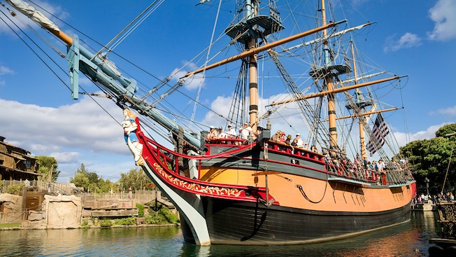 Sailing Ship Columbia en las aguas de Rivers of America