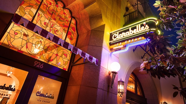 Letrero de la heladería Clarabelle's Hand-Scooped Ice Cream en Disney California Adventure Park