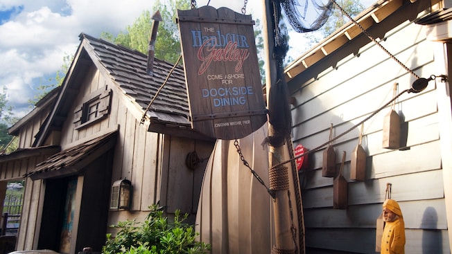 Letrero: Harbour Galley Desembarca para una Comida en el Puerto en Disneyland Park