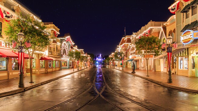 Brillantes luces delinean las azoteas y marcas en Main Street, U.S.A. en el camino al Castillo de la Bella Durmiente
