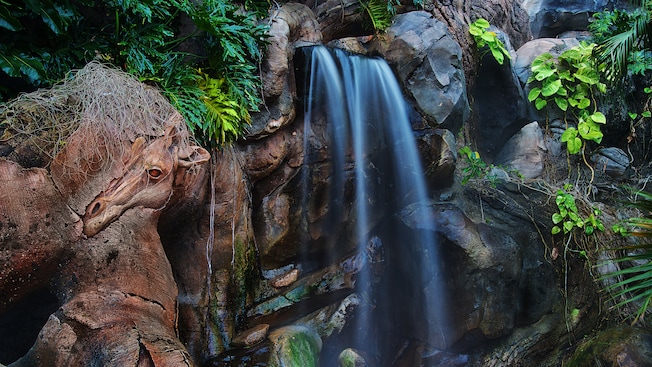 Uma pequena cascata nas raízes com esculturas de animais na Tree of Life, no Disney’s Animal Kingdom Theme Park