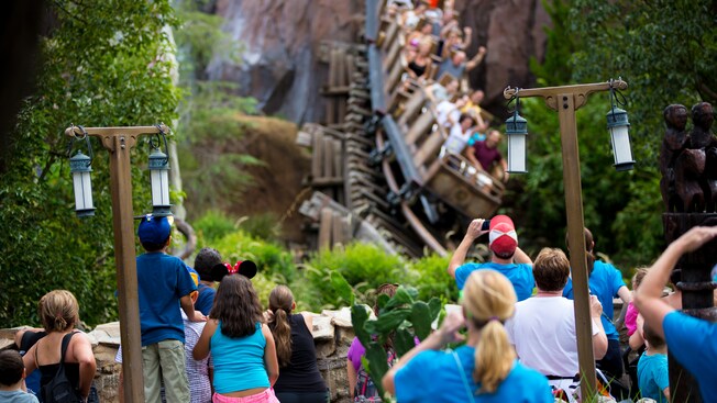 Un tren asciende por un templo de piedra saqueado y continúa su camino montaña arriba 