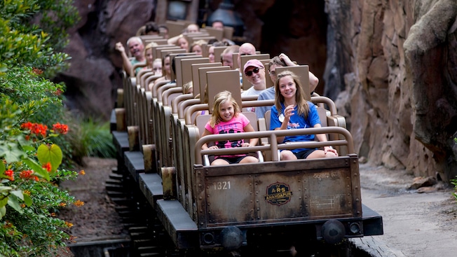 Los Huéspedes en un tren azotado por el clima sonríen con satisfacción cuando termina el paseo