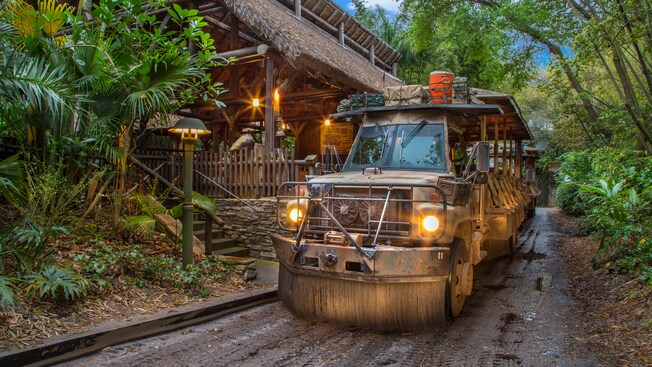 Un autobús de safari descubierto detenido en una parada en Kilimanjaro Safaris